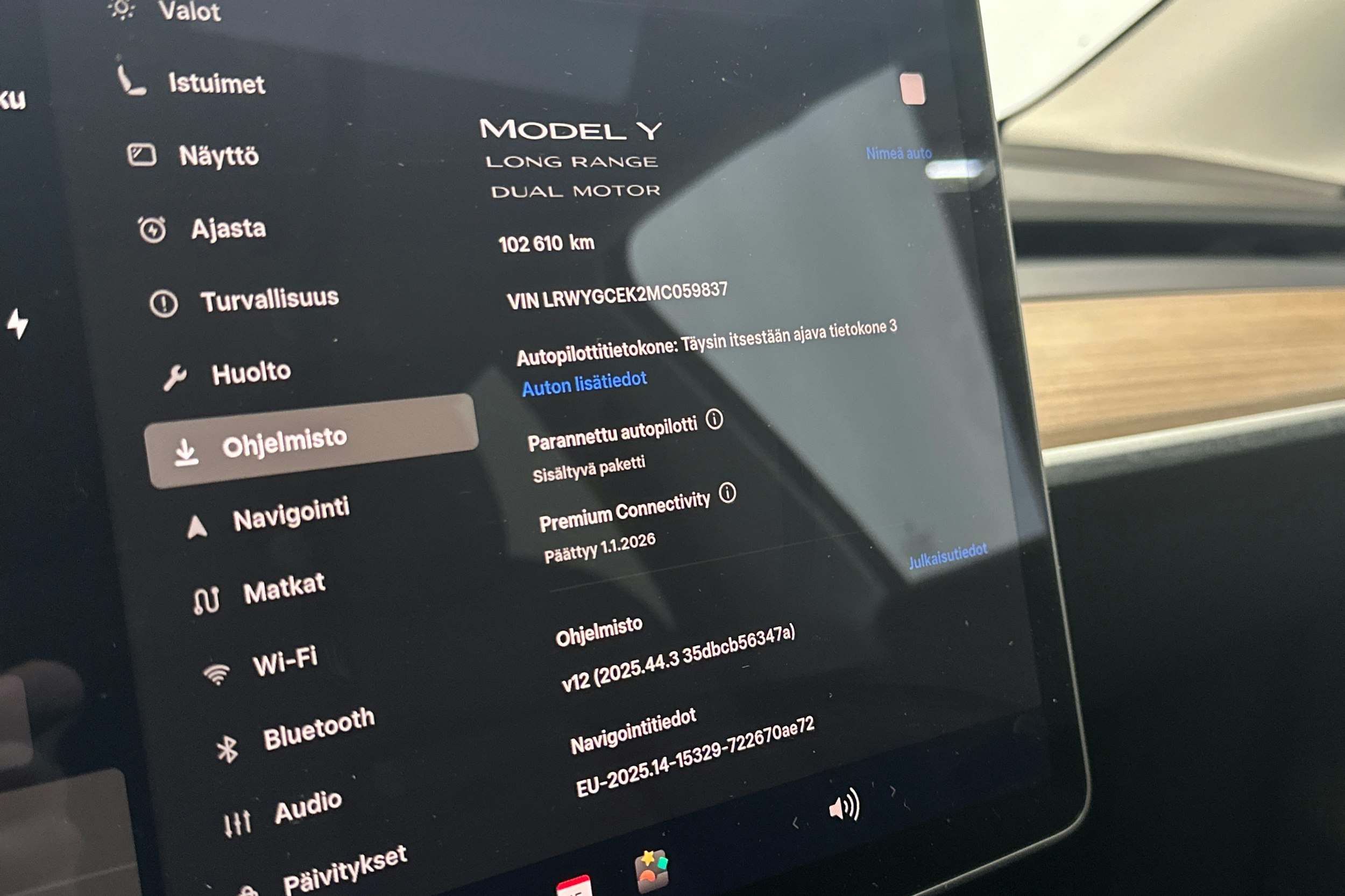 valkoinen Tesla Model Y 2021 kuva 20.