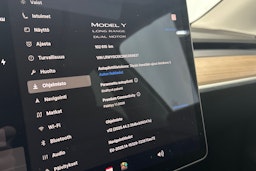 valkoinen Tesla Model Y 2021 kuva 20.