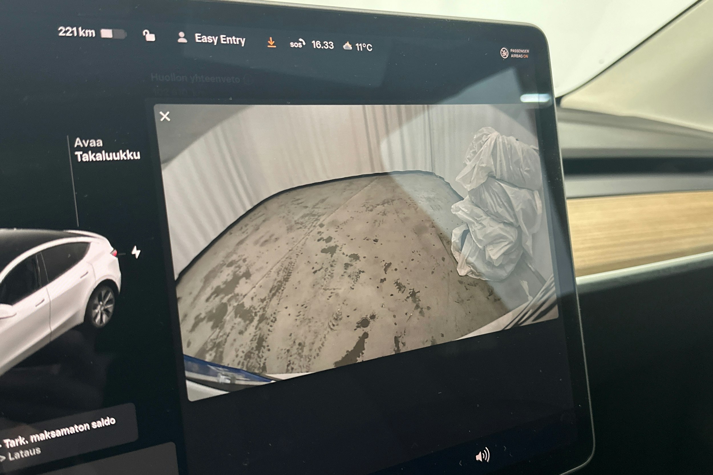 valkoinen Tesla Model Y 2021 kuva 22.