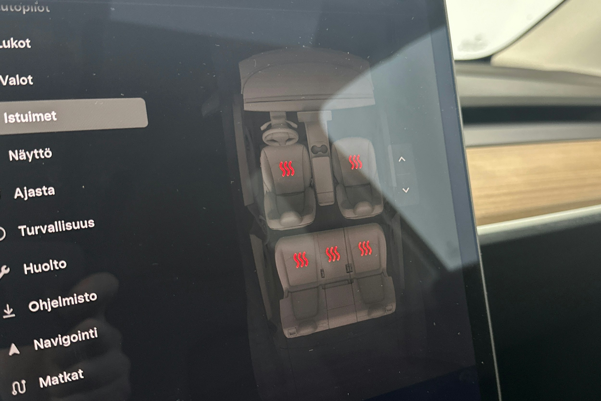 valkoinen Tesla Model Y 2021 kuva 23.