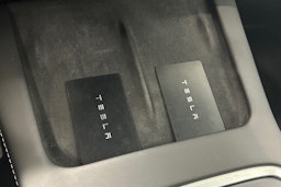 valkoinen Tesla Model Y 2021 kuva 24.