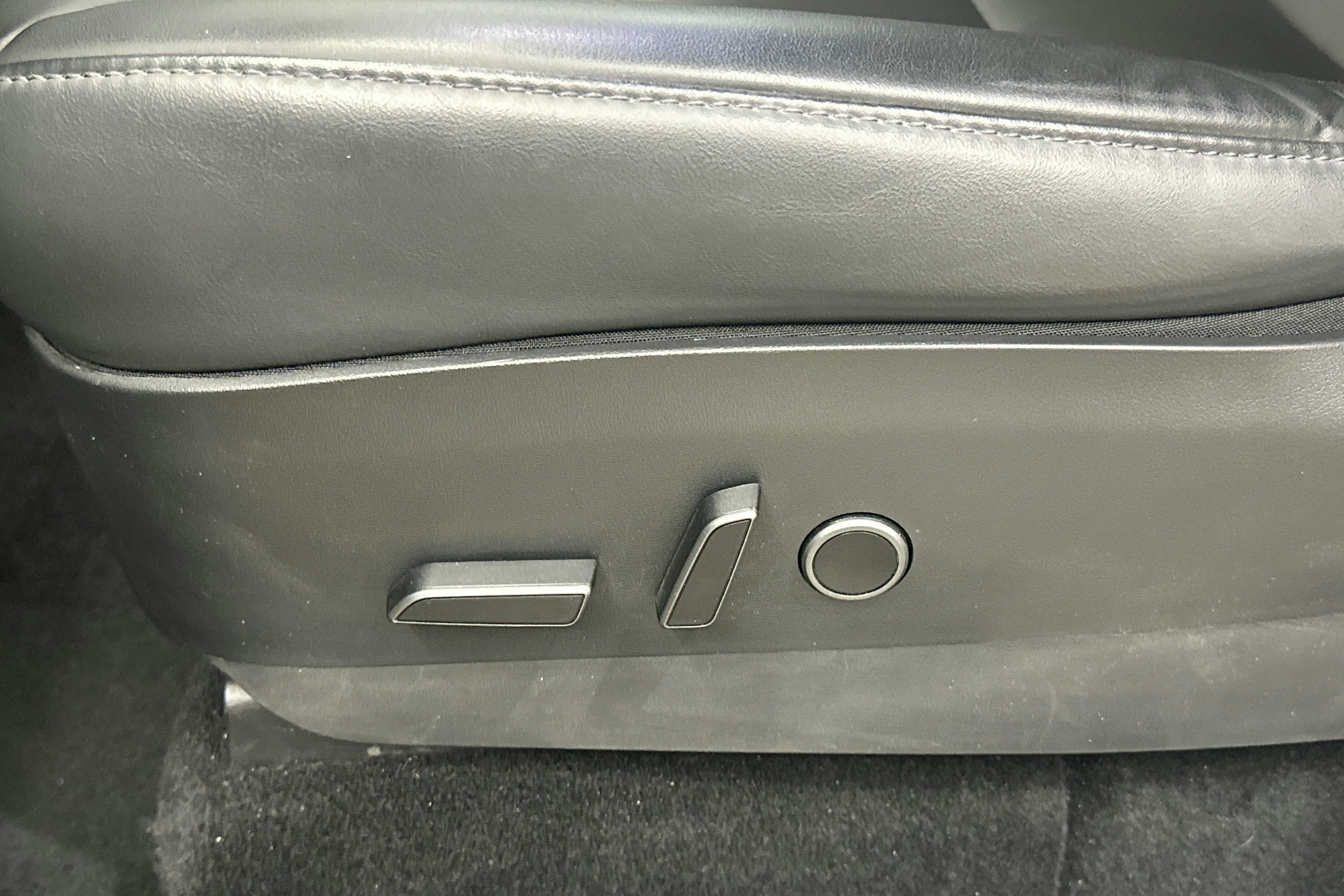 valkoinen Tesla Model Y 2021 kuva 25.