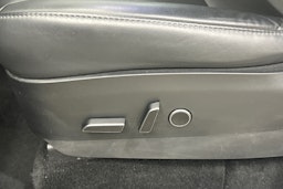 valkoinen Tesla Model Y 2021 kuva 25.