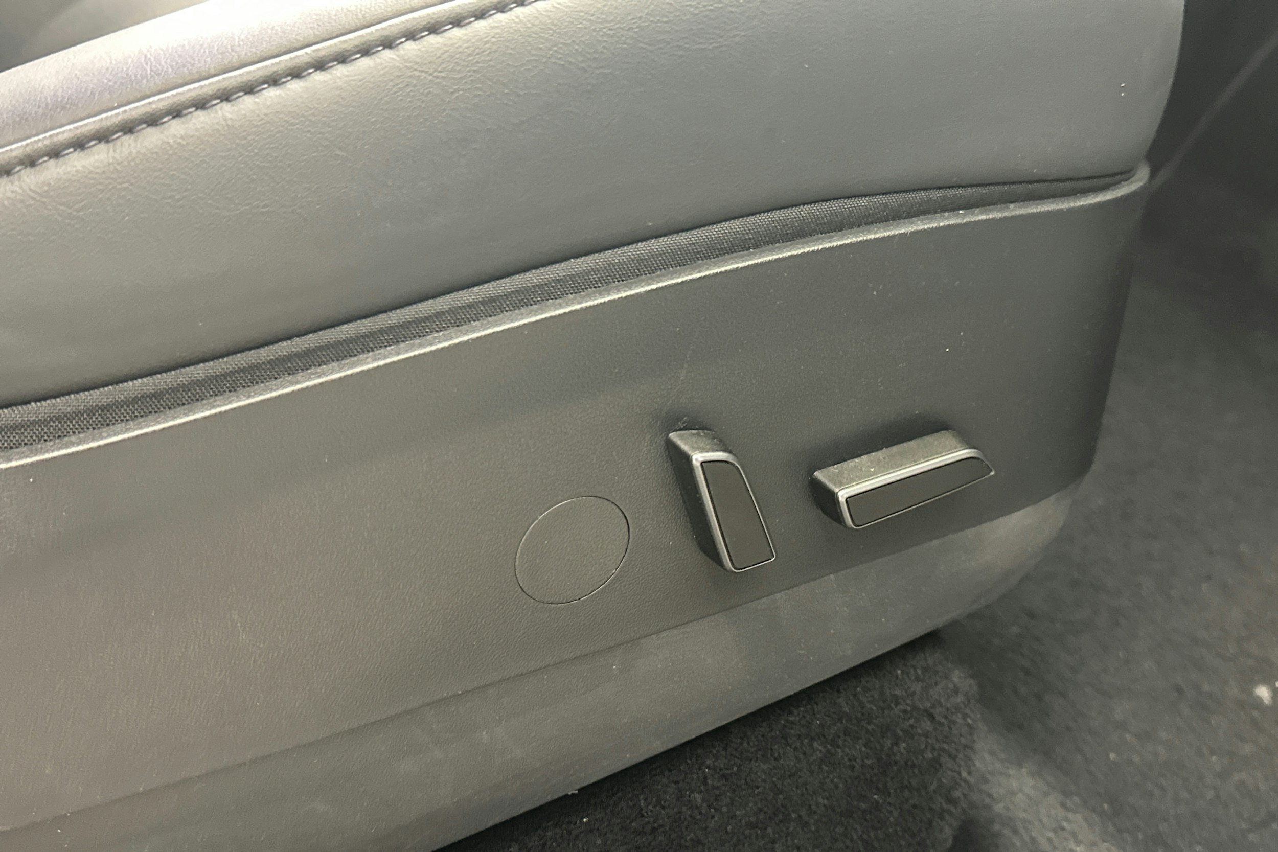 valkoinen Tesla Model Y 2021 kuva 26.