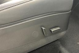 valkoinen Tesla Model Y 2021 kuva 26.