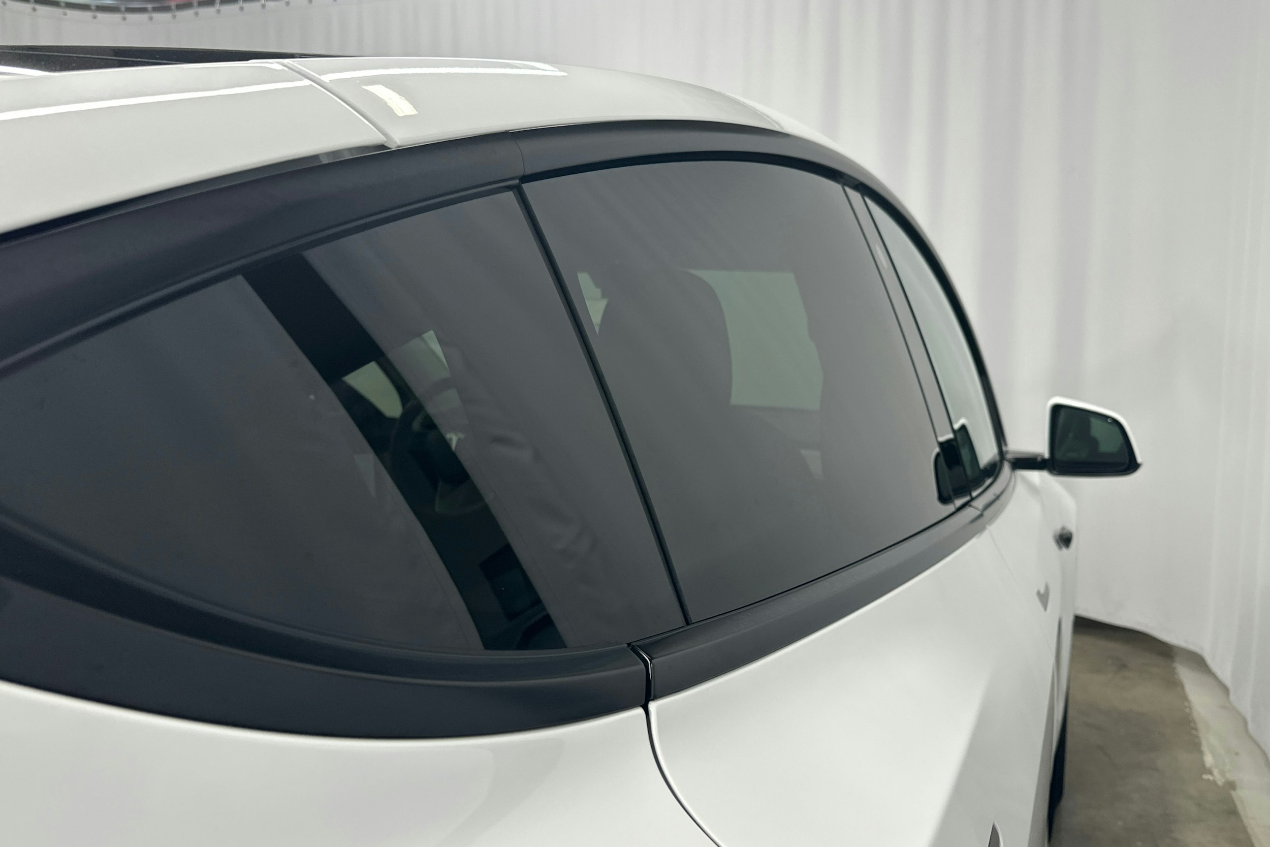 valkoinen Tesla Model Y 2021 kuva 27.