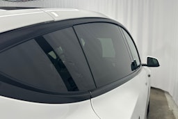 valkoinen Tesla Model Y 2021 kuva 27.