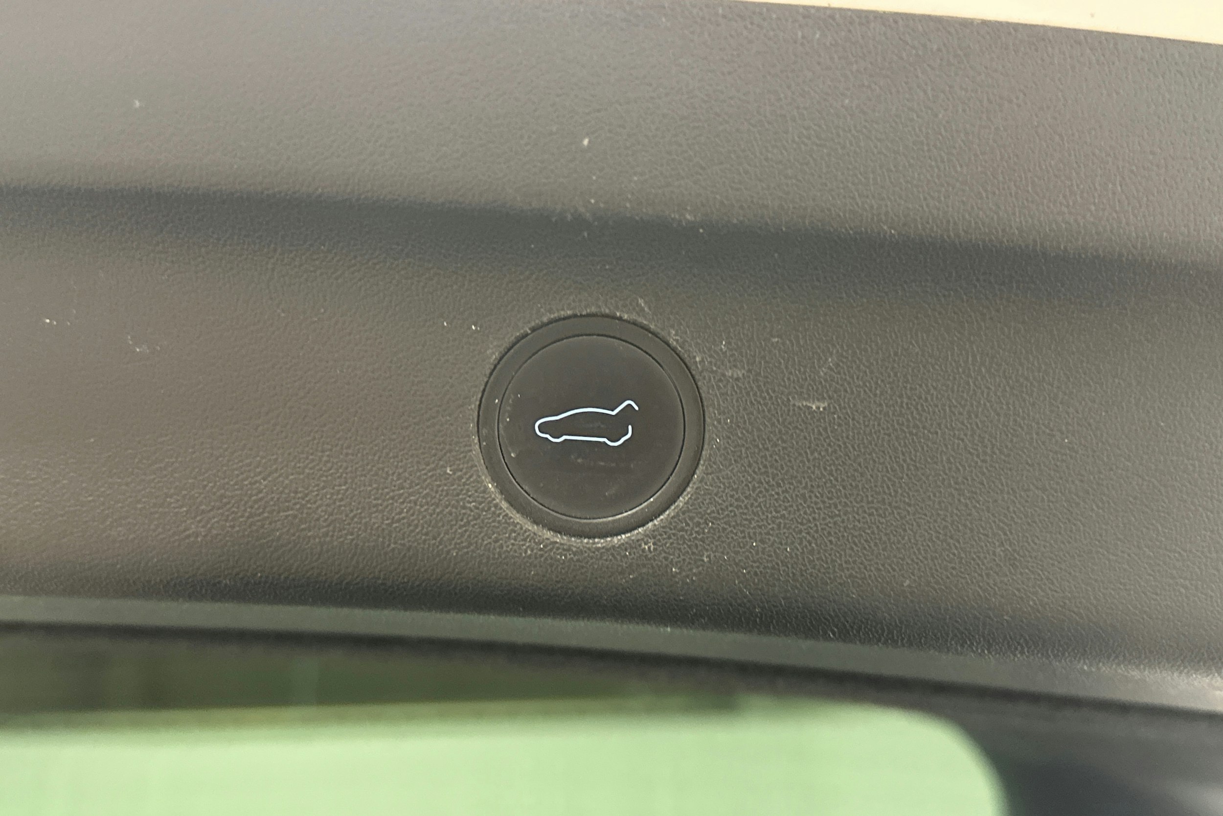 valkoinen Tesla Model Y 2021 kuva 28.