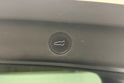 valkoinen Tesla Model Y 2021 kuva 28.