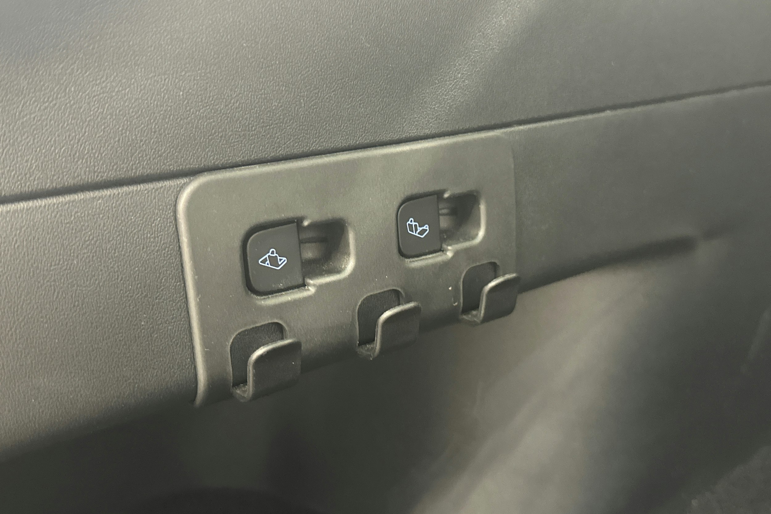 valkoinen Tesla Model Y 2021 kuva 29.