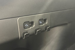 valkoinen Tesla Model Y 2021 kuva 29.