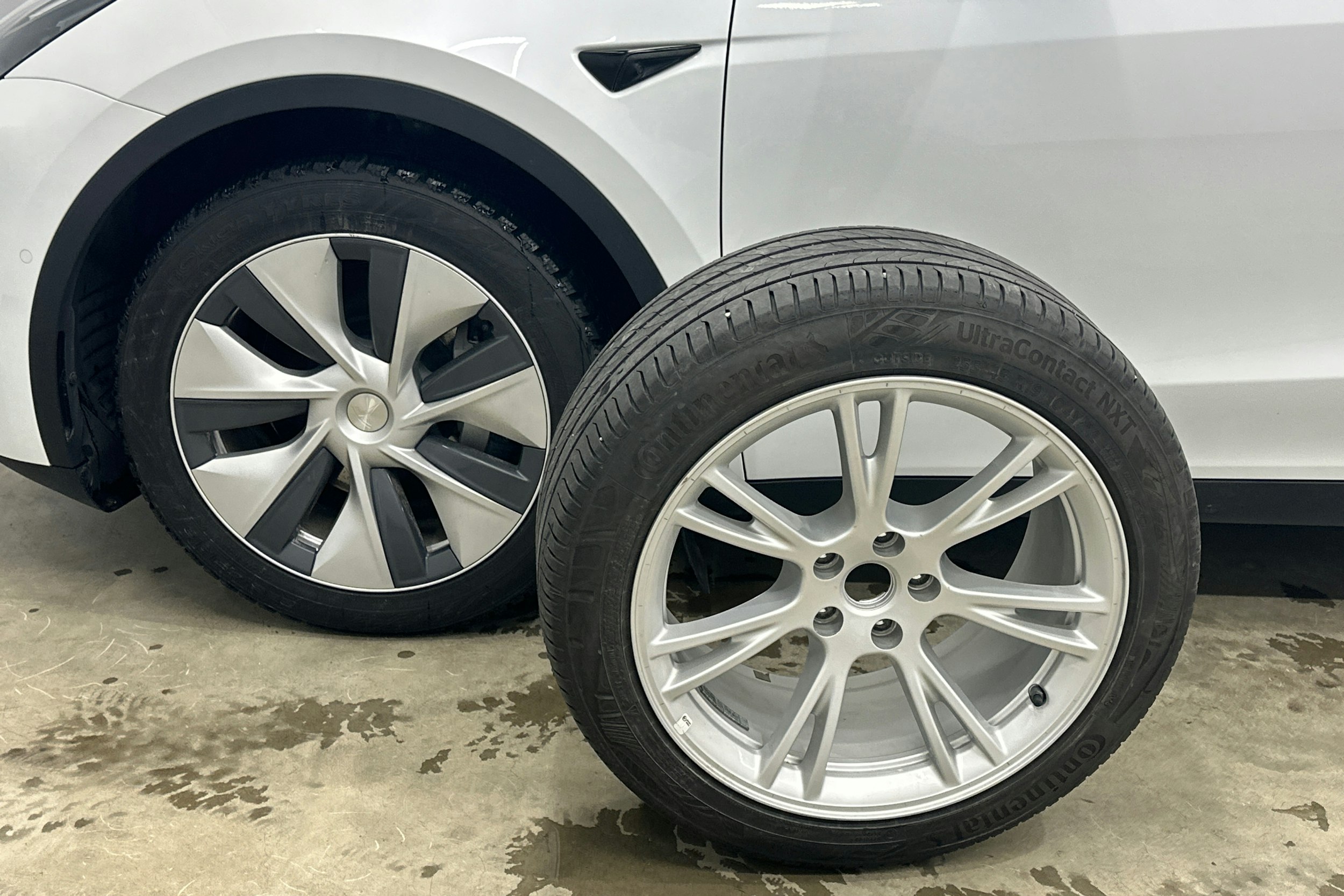 valkoinen Tesla Model Y 2021 kuva 31.