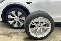 valkoinen Tesla Model Y 2021 kuva 31.