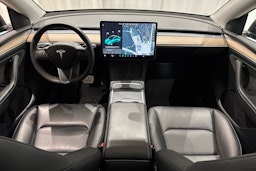 musta Tesla Model Y 2021 kuva 7.