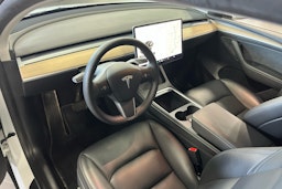 Valkoinen Tesla Model Y 2021 kuva 6.