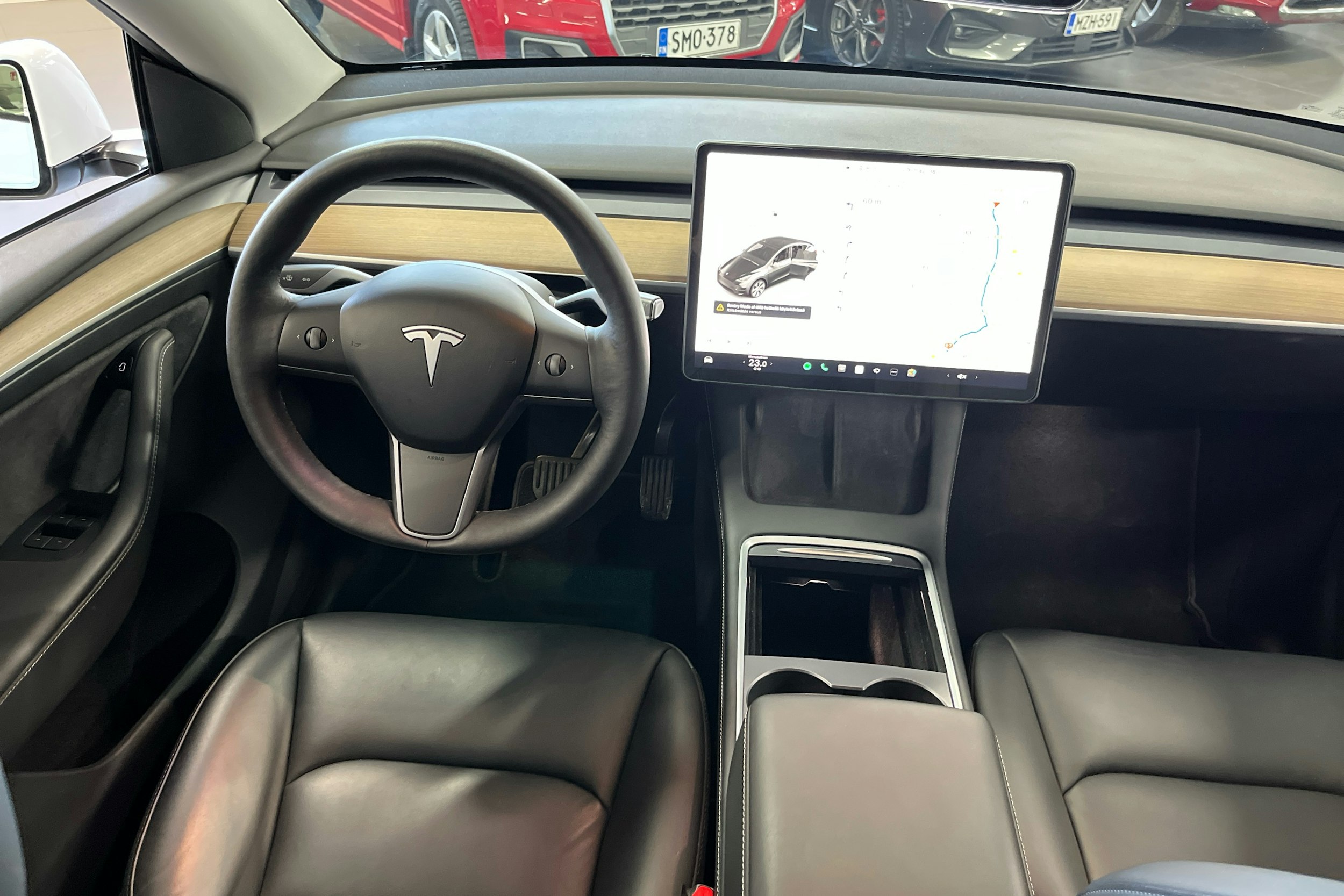 Valkoinen Tesla Model Y 2021 kuva 7.