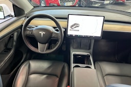 Valkoinen Tesla Model Y 2021 kuva 7.