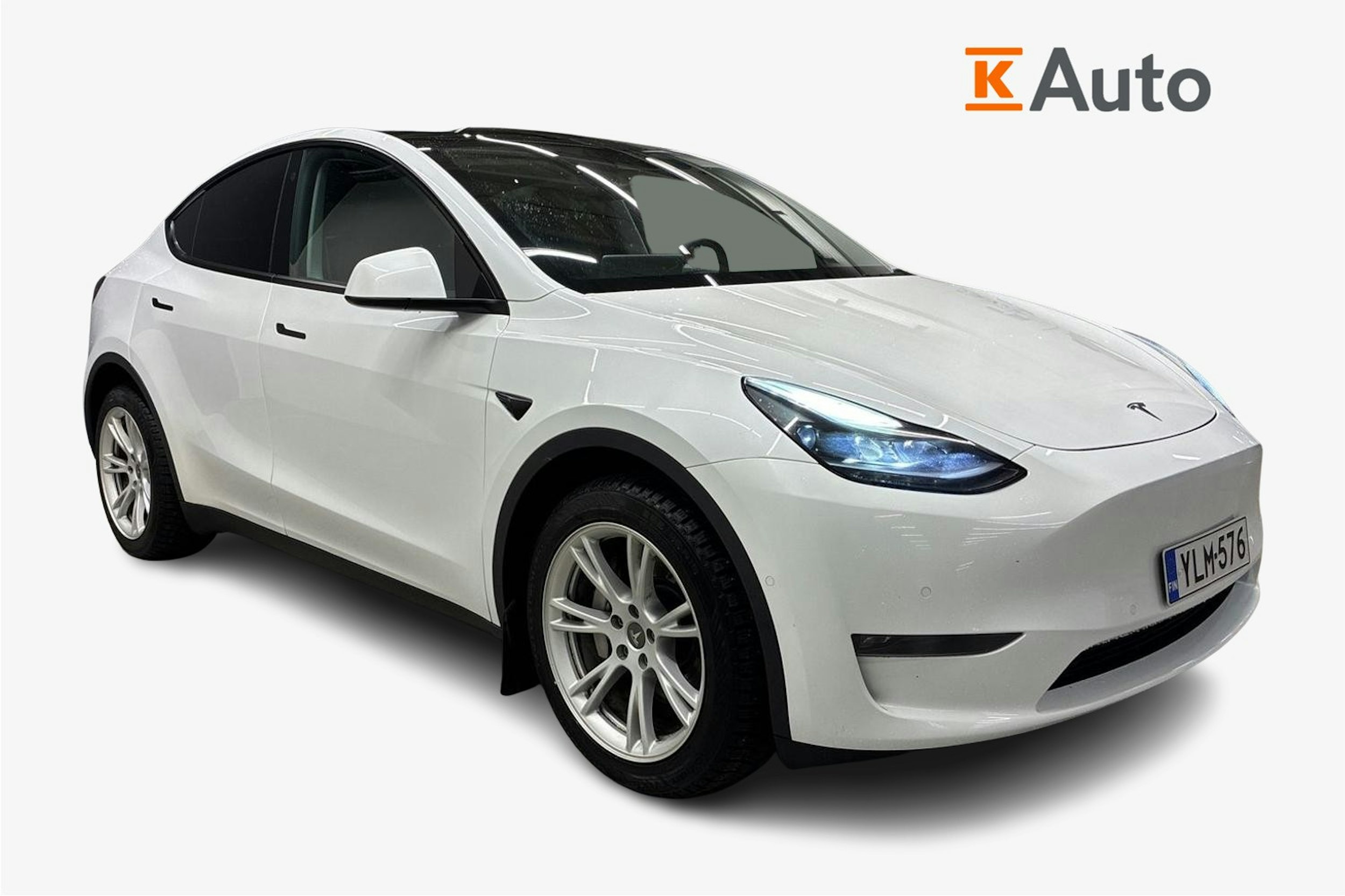 valkoinen Tesla Model Y 2021 kuva 1.