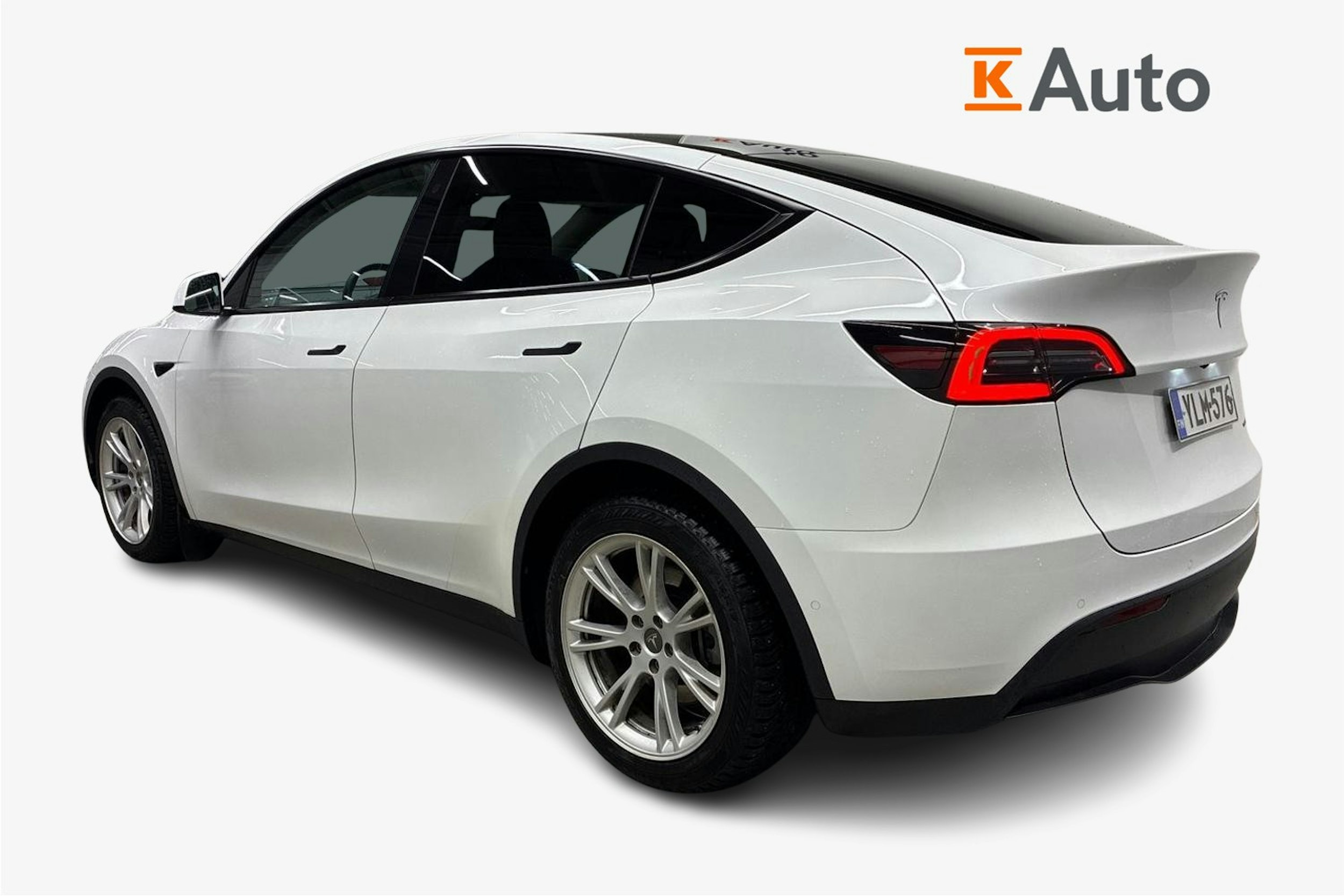 valkoinen Tesla Model Y 2021 kuva 2.