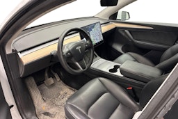 valkoinen Tesla Model Y 2021 kuva 3.