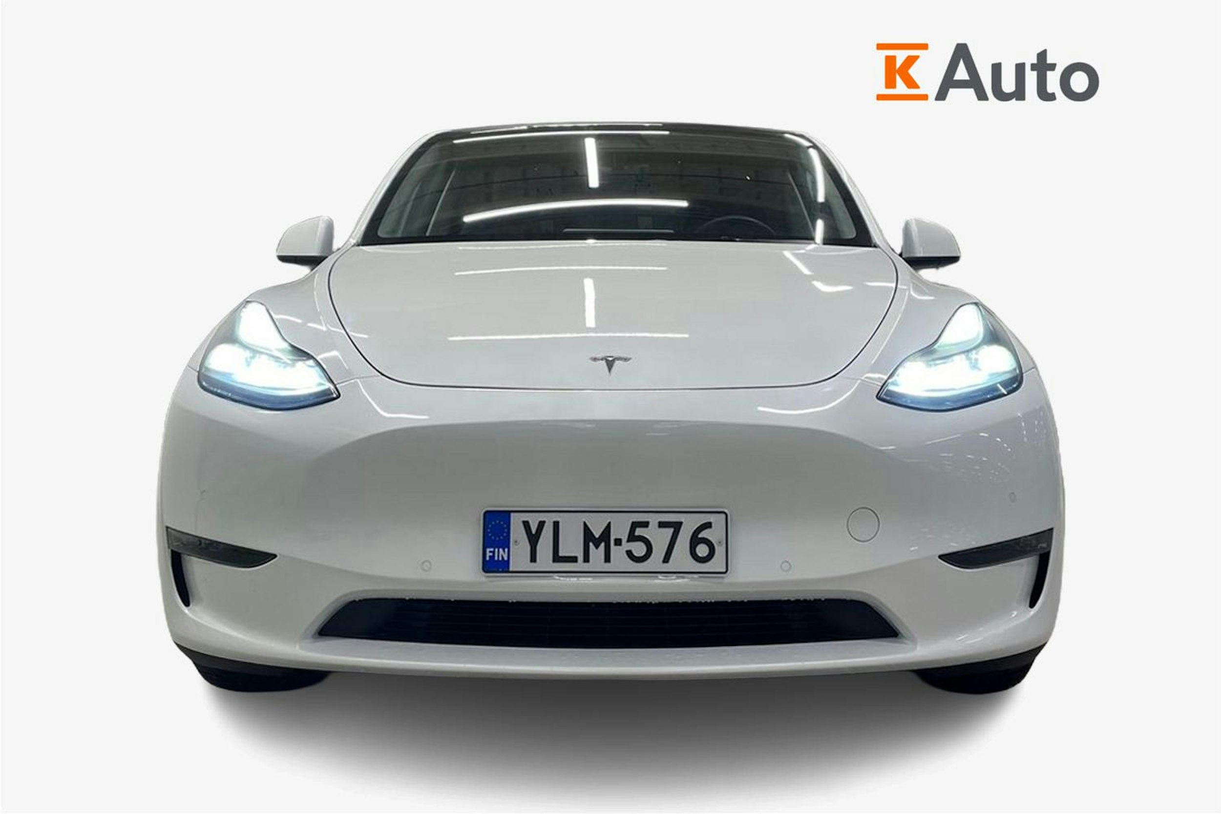 valkoinen Tesla Model Y 2021 kuva 5.