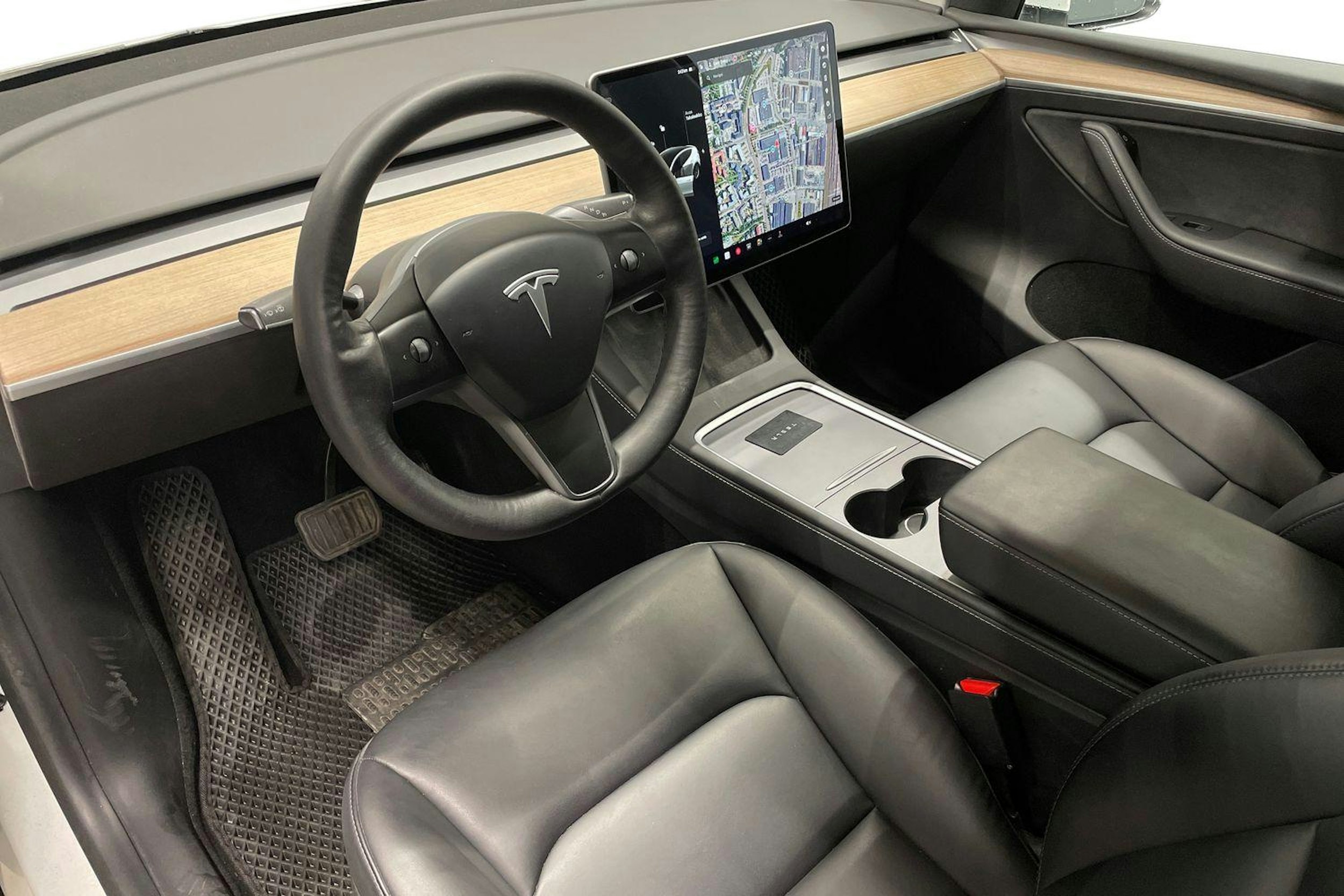 valkoinen Tesla Model Y 2021 kuva 7.