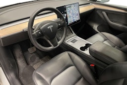 valkoinen Tesla Model Y 2021 kuva 7.