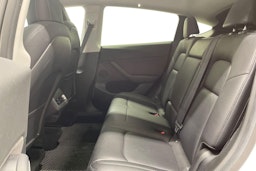 valkoinen Tesla Model Y 2021 kuva 10.