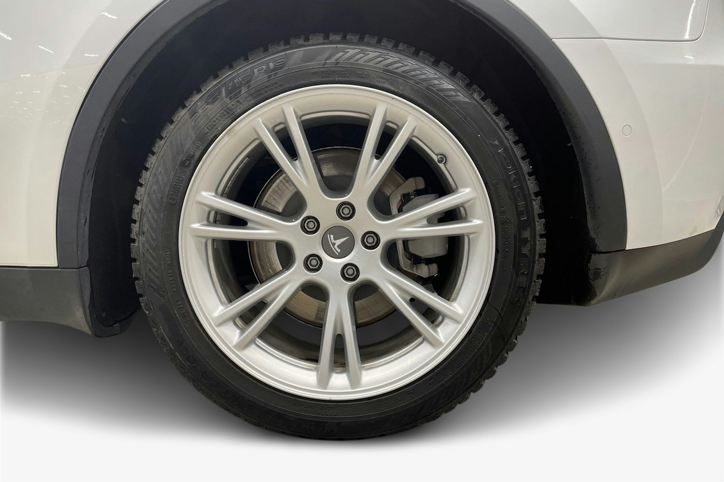 valkoinen Tesla Model Y 2021 kuva 11.