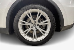 valkoinen Tesla Model Y 2021 kuva 11.