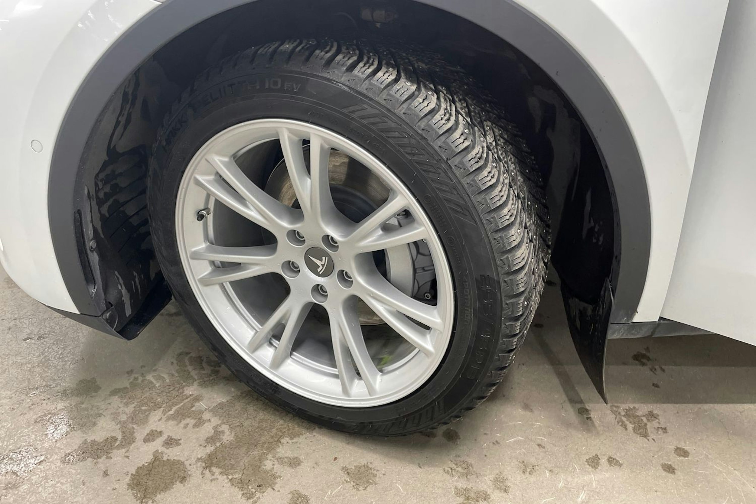 valkoinen Tesla Model Y 2021 kuva 13.