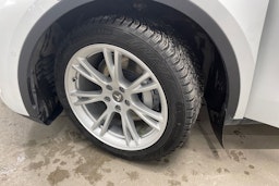 valkoinen Tesla Model Y 2021 kuva 13.