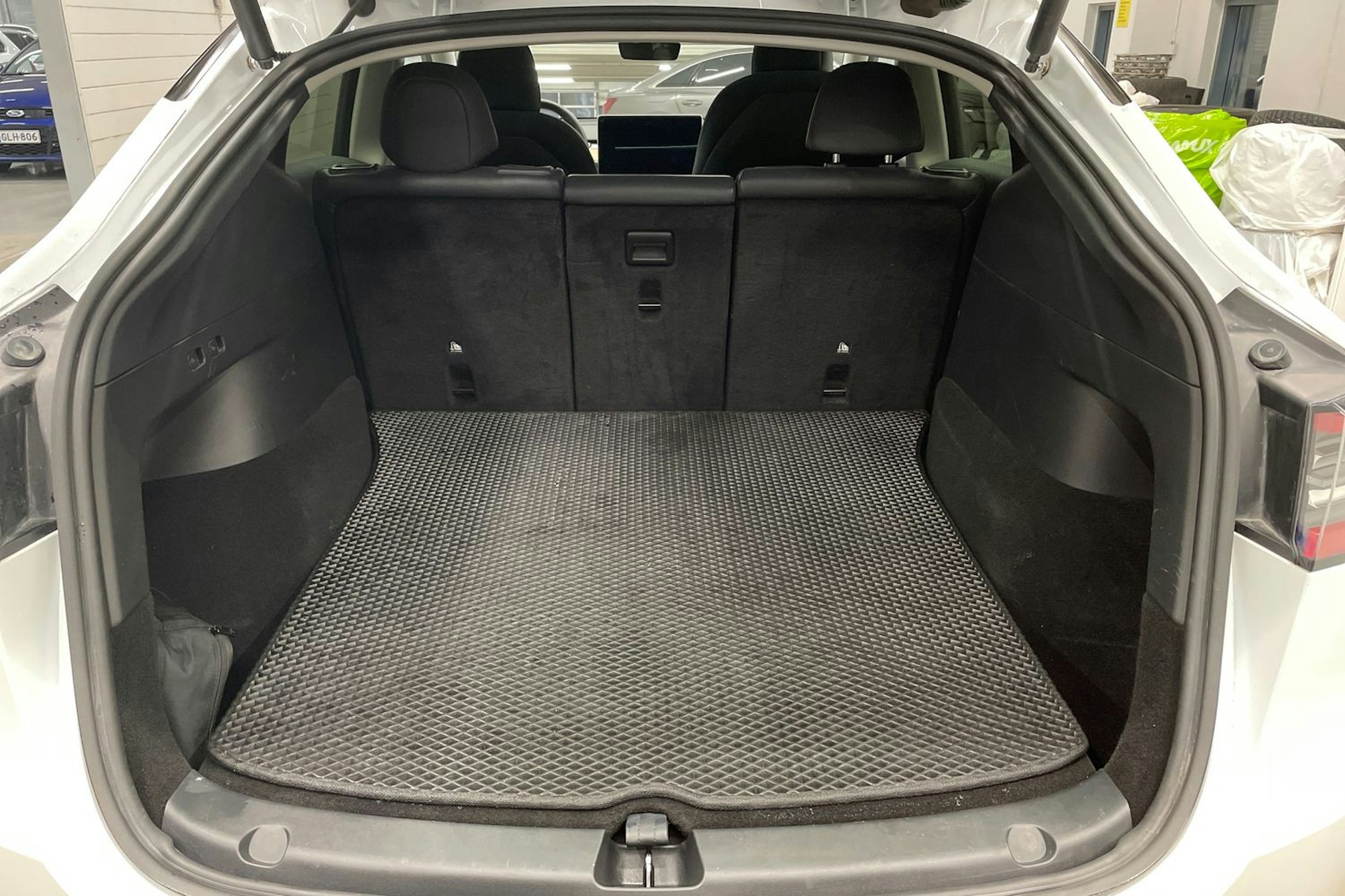 valkoinen Tesla Model Y 2021 kuva 14.