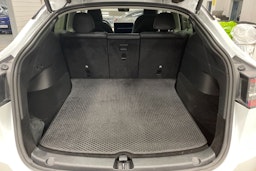 valkoinen Tesla Model Y 2021 kuva 14.