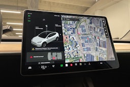 valkoinen Tesla Model Y 2021 kuva 15.