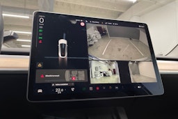 valkoinen Tesla Model Y 2021 kuva 16.