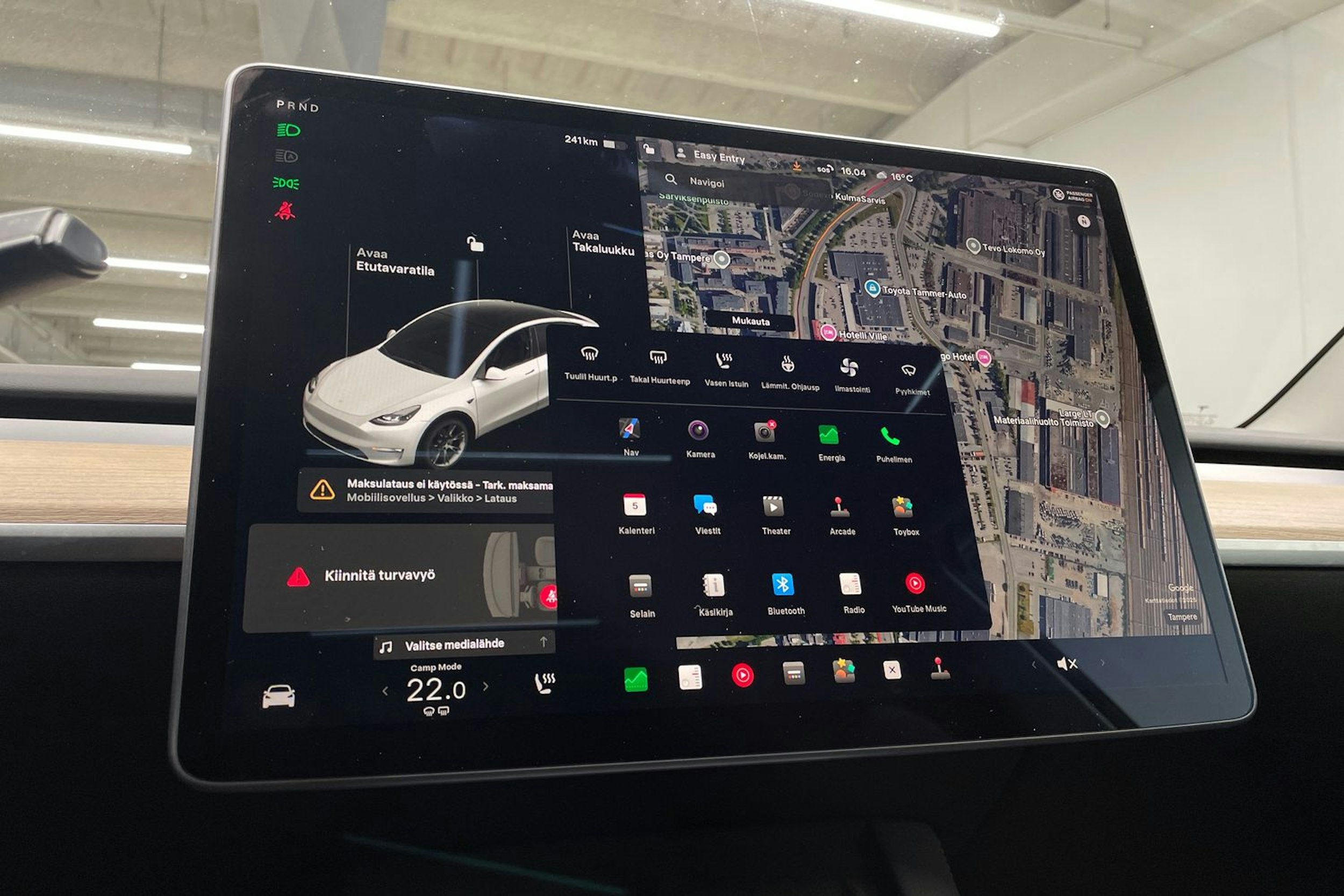 valkoinen Tesla Model Y 2021 kuva 17.