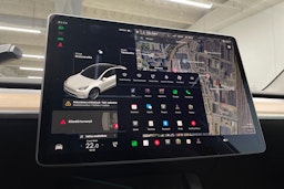 valkoinen Tesla Model Y 2021 kuva 17.