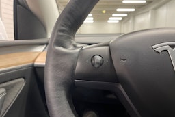 valkoinen Tesla Model Y 2021 kuva 18.