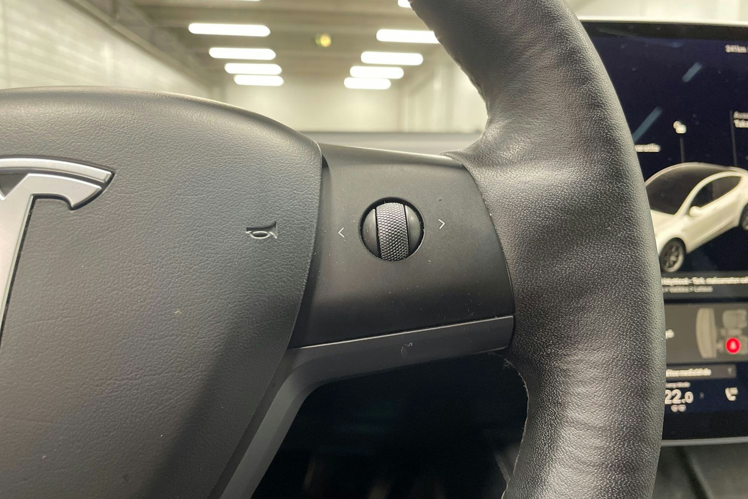 valkoinen Tesla Model Y 2021 kuva 19.