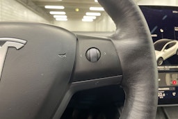 valkoinen Tesla Model Y 2021 kuva 19.