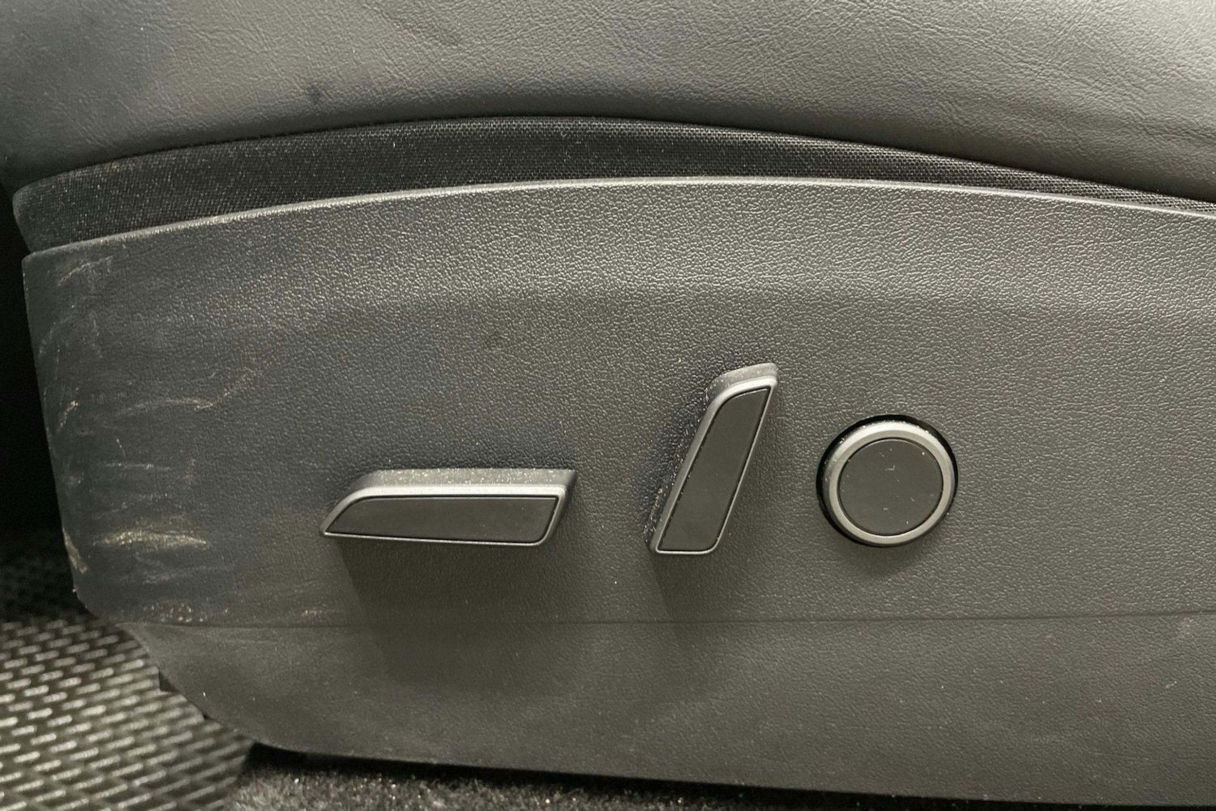 valkoinen Tesla Model Y 2021 kuva 20.