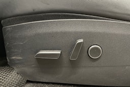 valkoinen Tesla Model Y 2021 kuva 20.