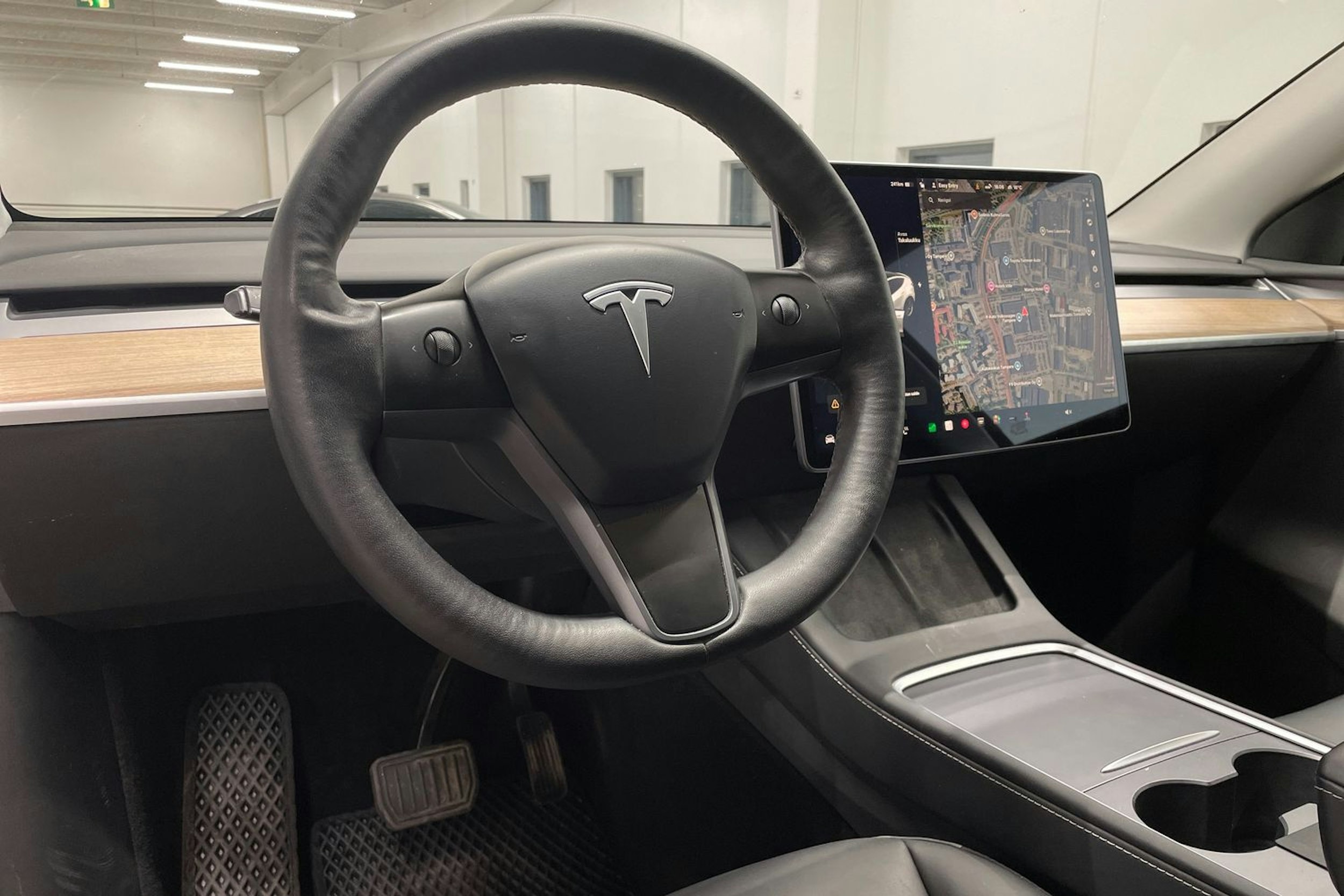valkoinen Tesla Model Y 2021 kuva 21.