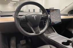 valkoinen Tesla Model Y 2021 kuva 21.