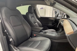 valkoinen Tesla Model Y 2021 kuva 22.