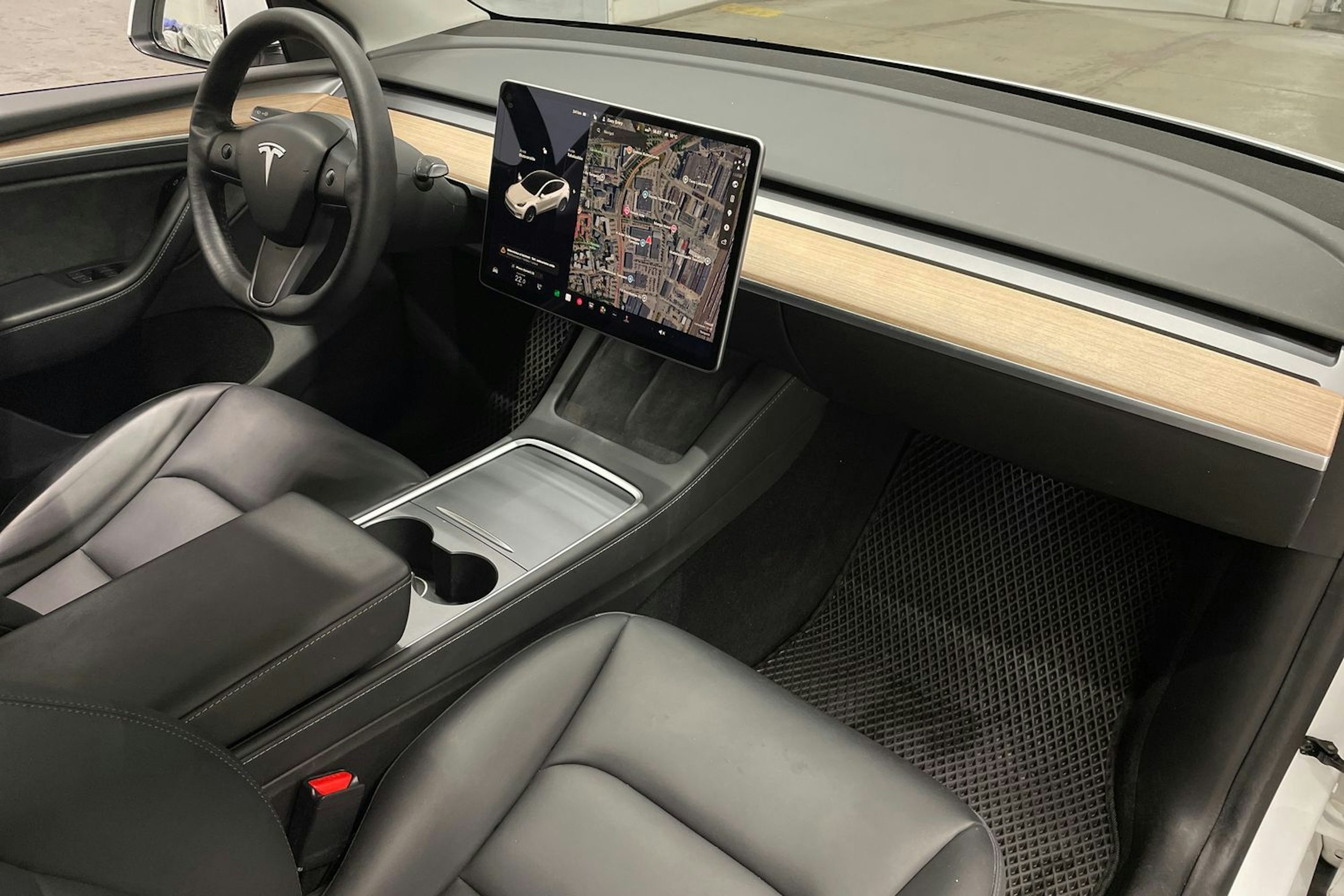 valkoinen Tesla Model Y 2021 kuva 23.