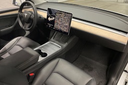 valkoinen Tesla Model Y 2021 kuva 23.