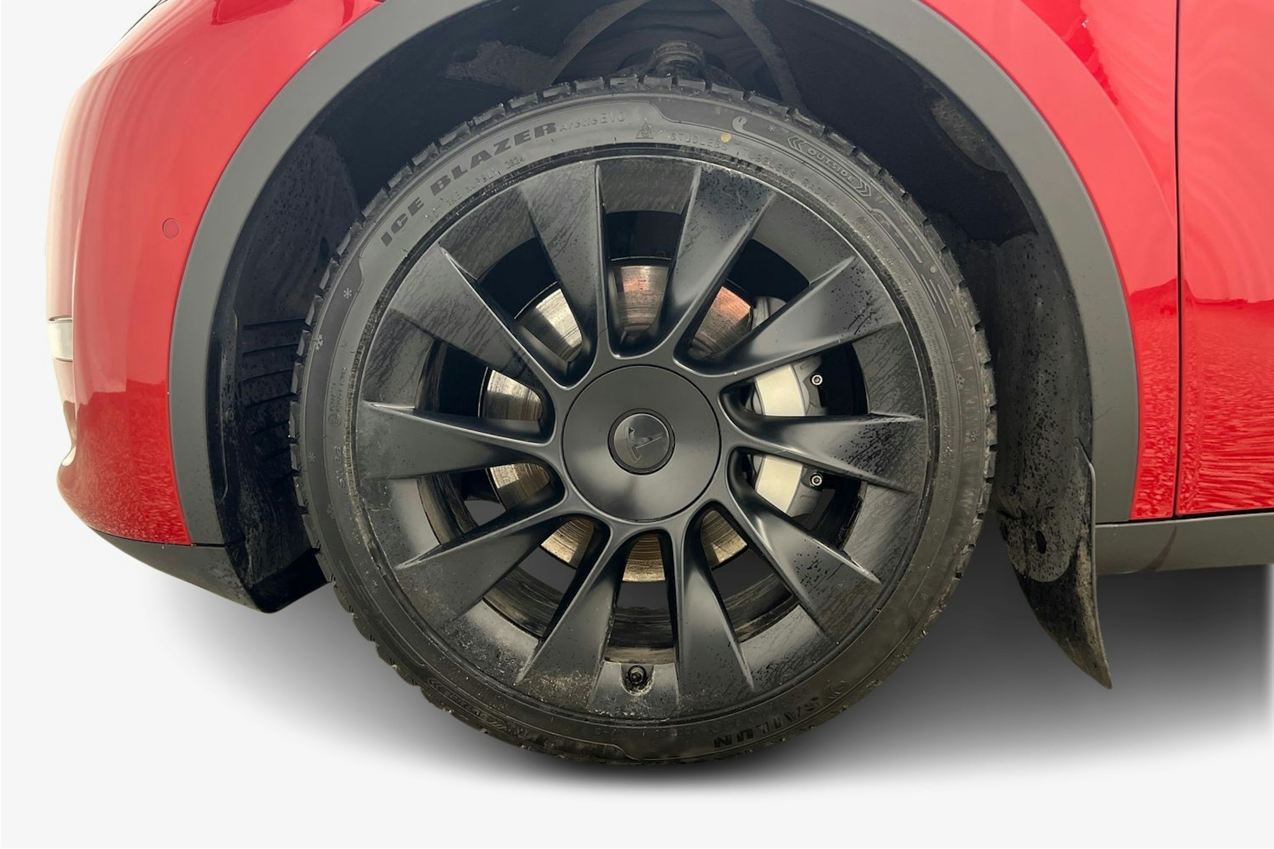 punainen Tesla Model Y 2021 kuva 11.