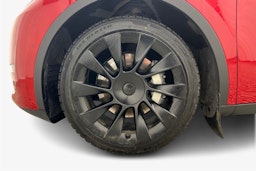 punainen Tesla Model Y 2021 kuva 11.